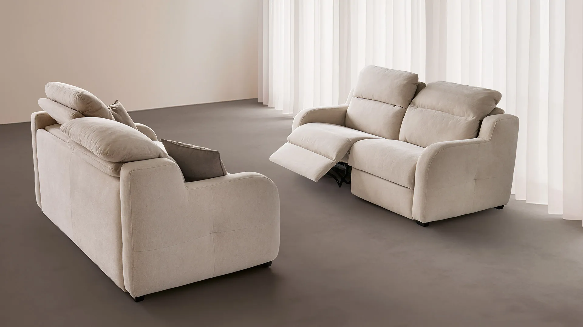 Divano letto Astoria Aerre Divani beige con elemento relax aperto in un soggiorno con tende
