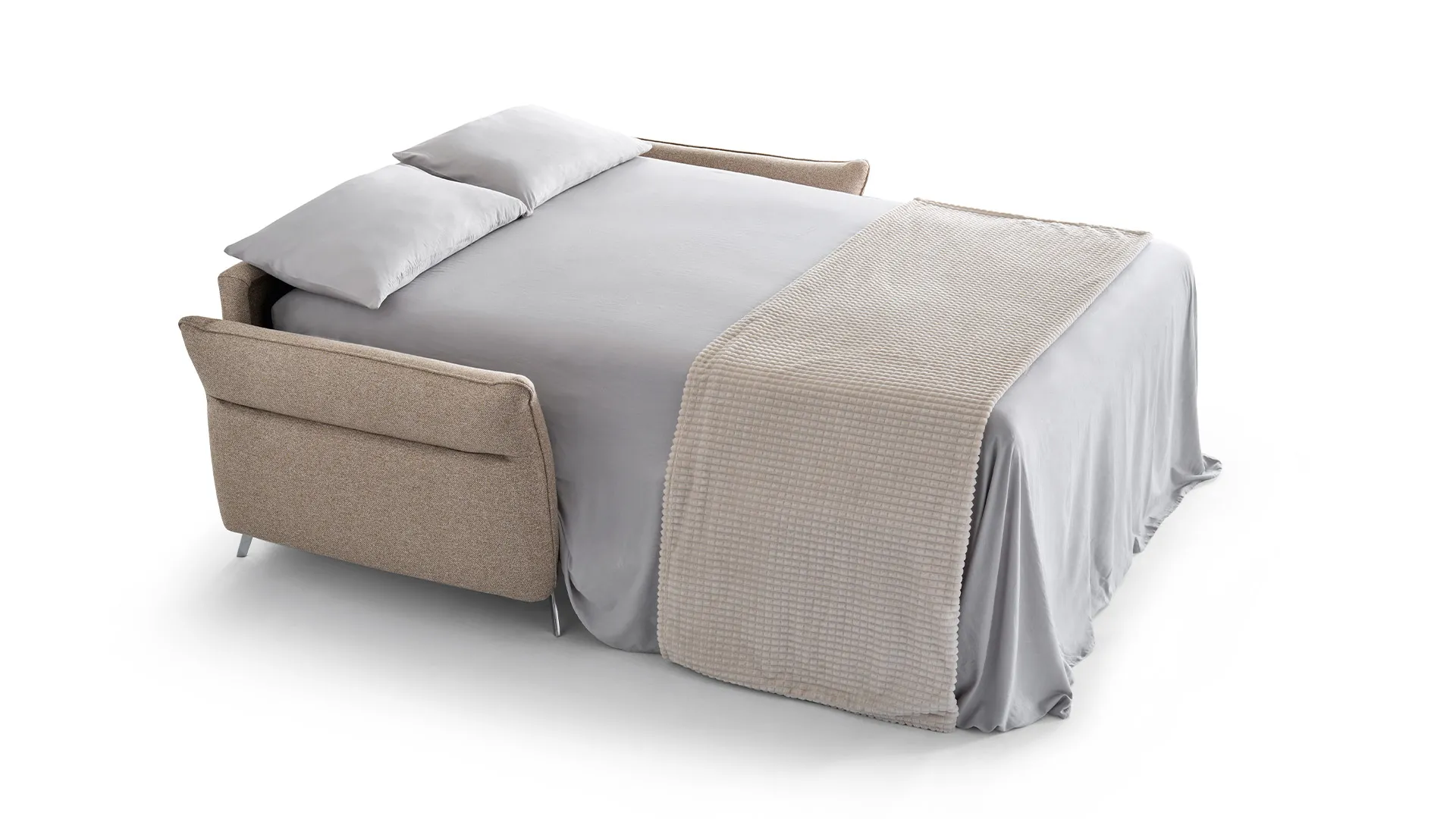 Divano letto Silvia Aerre Divani beige aperto con lenzuola e plaid