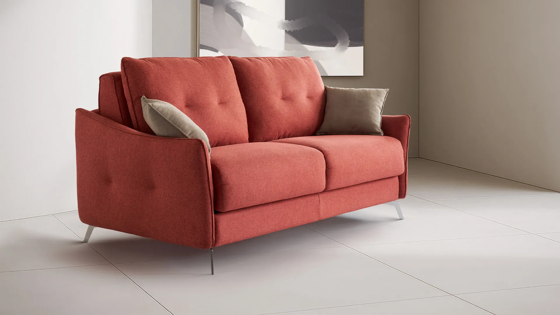 Divano letto Morgan Aerre Divani rosso corallo con cuscini, in un ambiente bianco