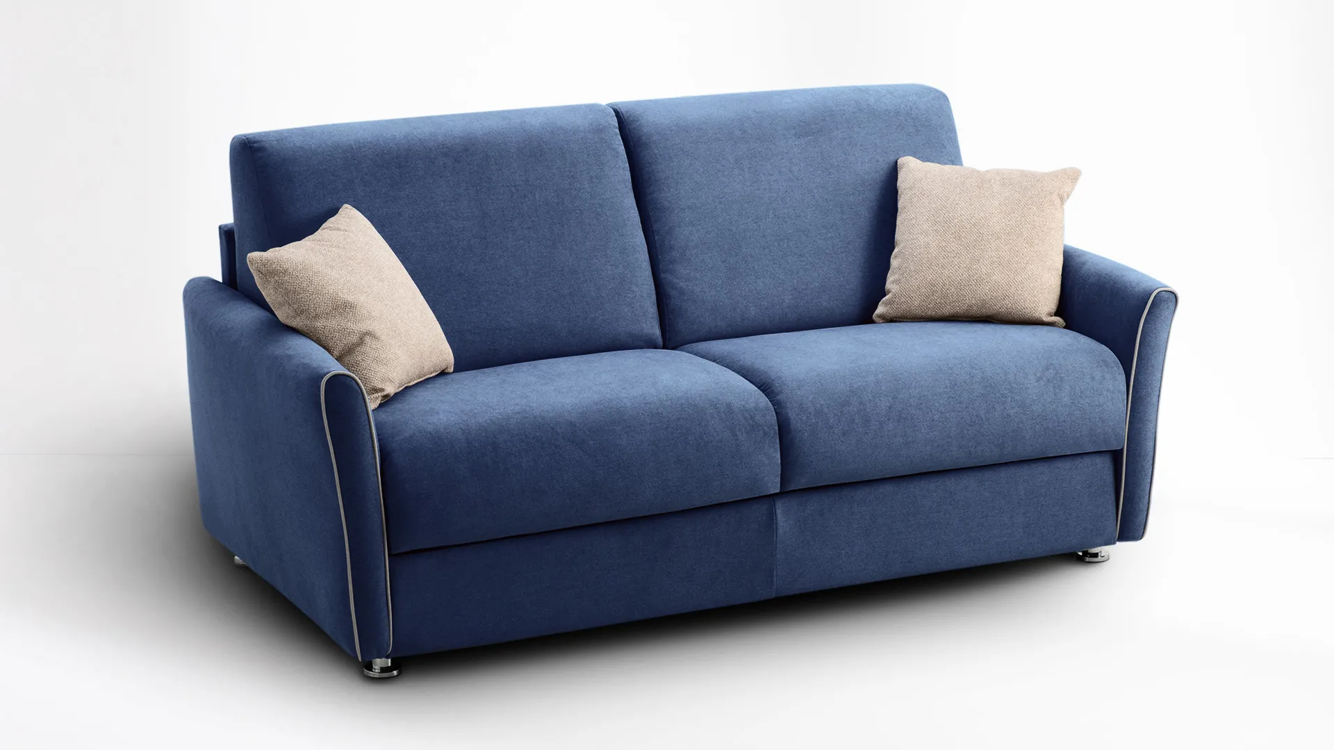 Divano letto Maya Aerre Divani blu con bordino bianco e cuscini beige, su fondo chiaro