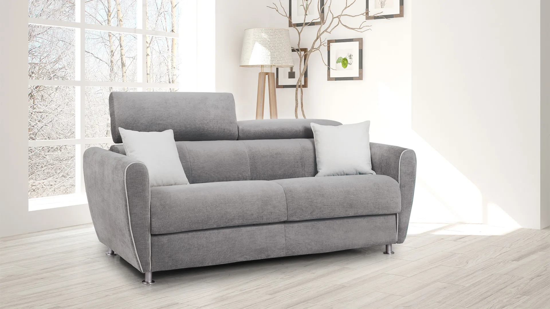 Divano letto Gina Style Aerre Divani grigio con cuscini bianchi davanti a una finestra