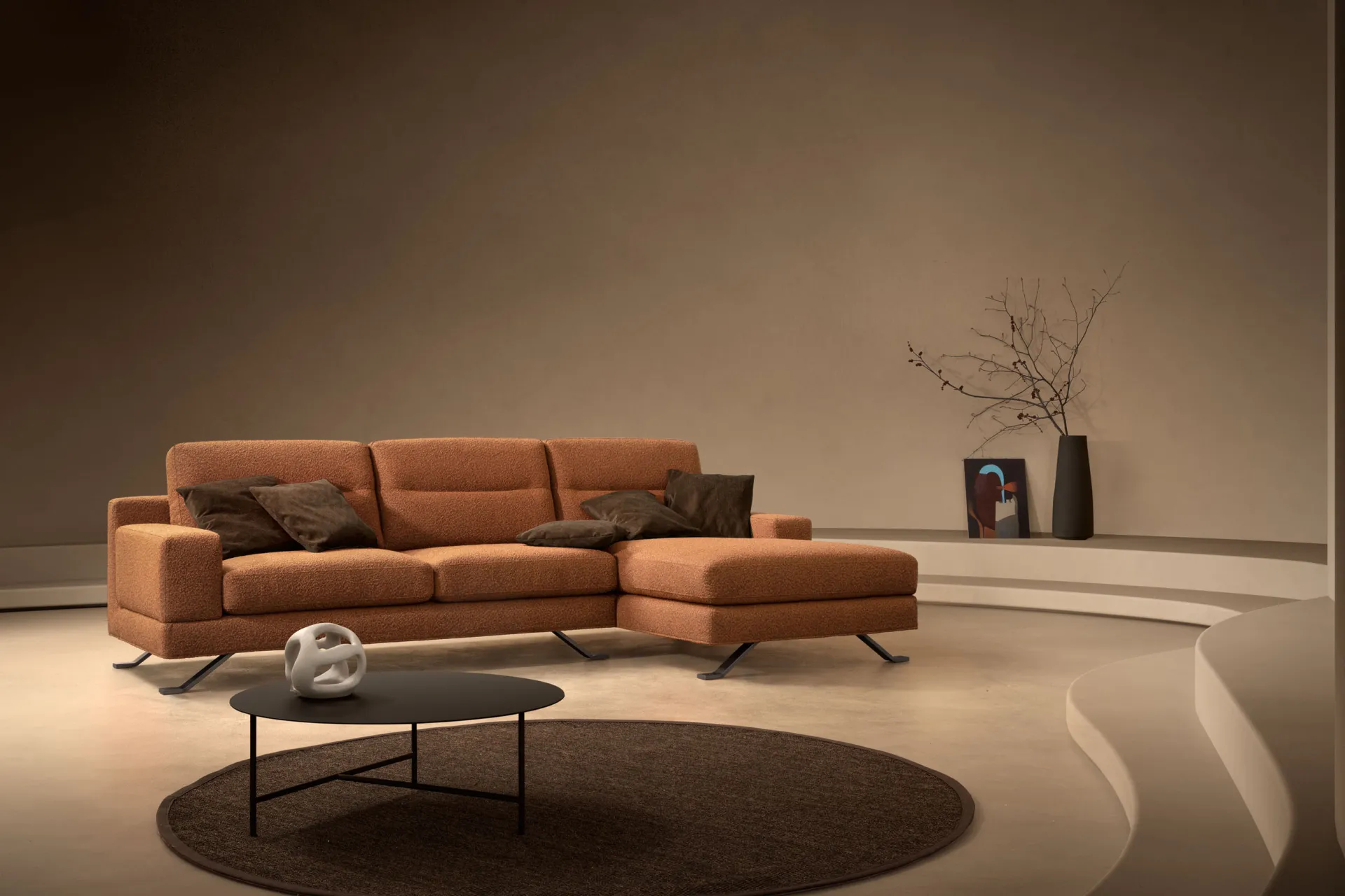 Divano componibile Newport Samoa color ruggine con chaise longue e piedi alti in metallo