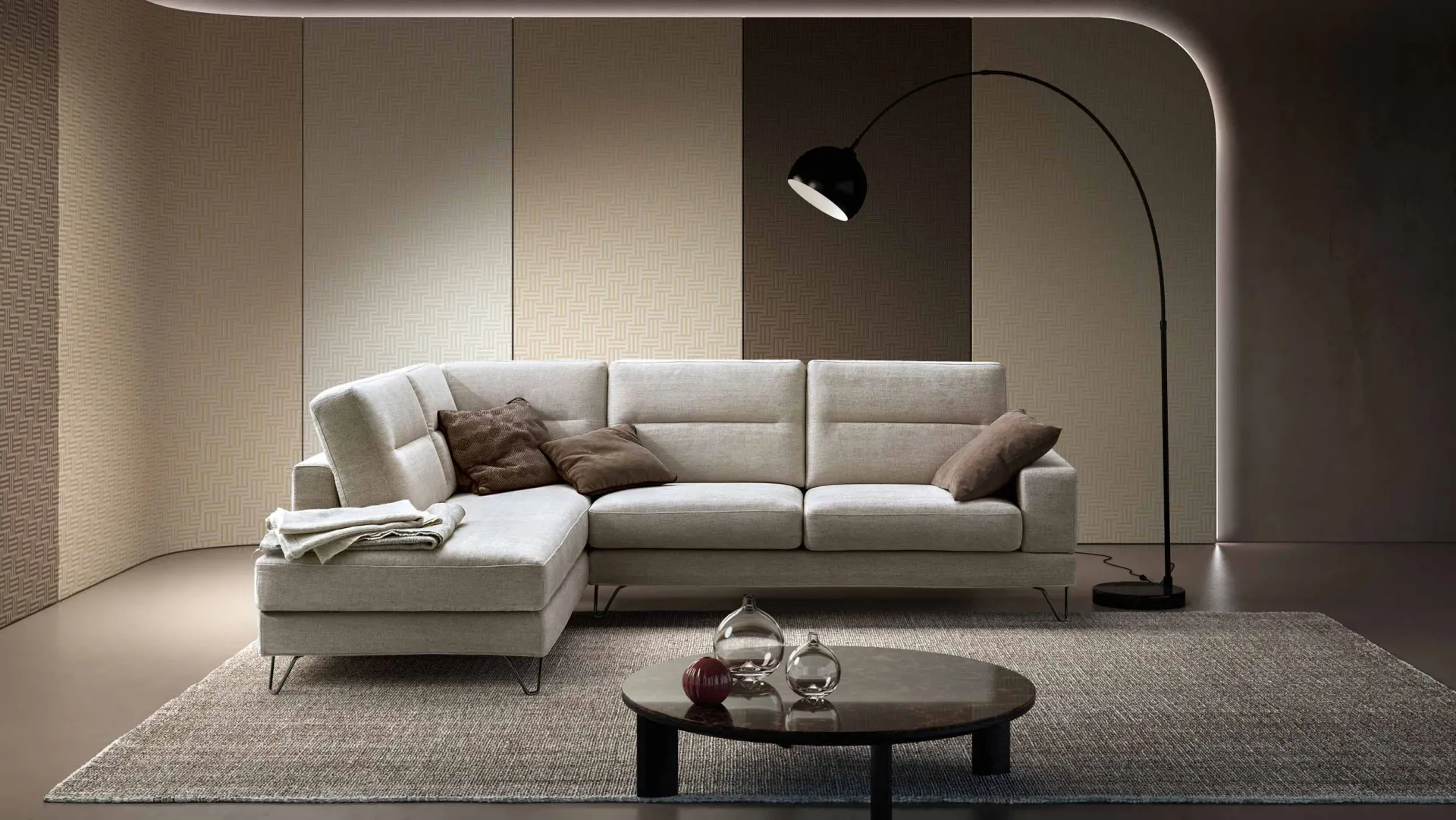 Divano Newport Samoa bianco in composizione angolare con lampada ad arco