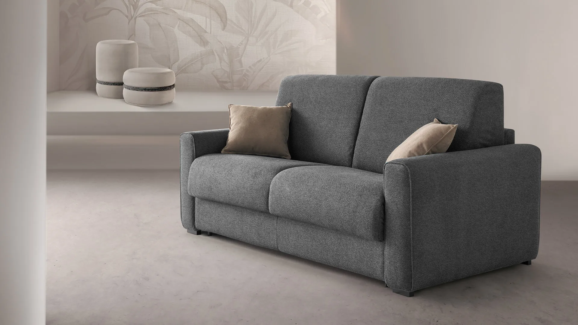 Divano letto Betty Aerre Divani grigio antracite con cuscini beige in un soggiorno grigio