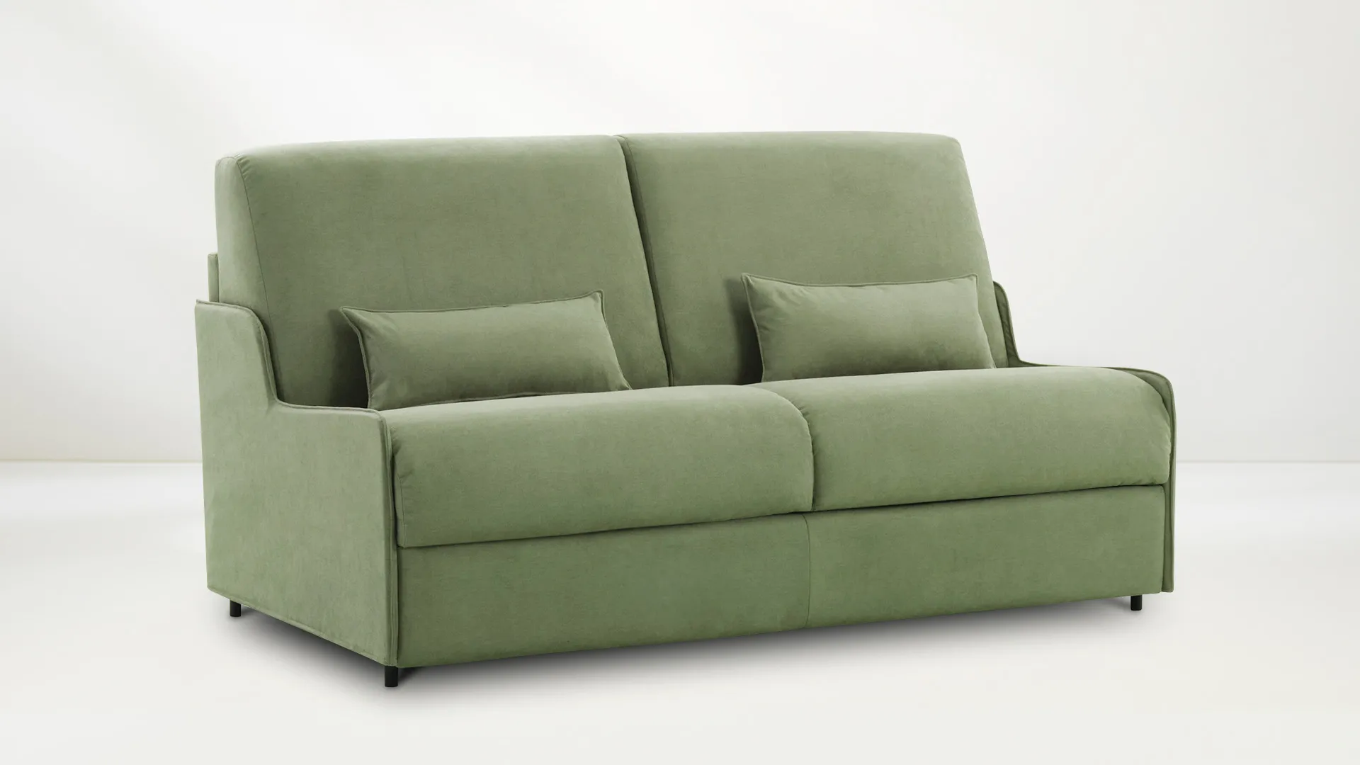 Divano letto Slim Aerre Divani verde oliva con cuscini, visto di tre quarti