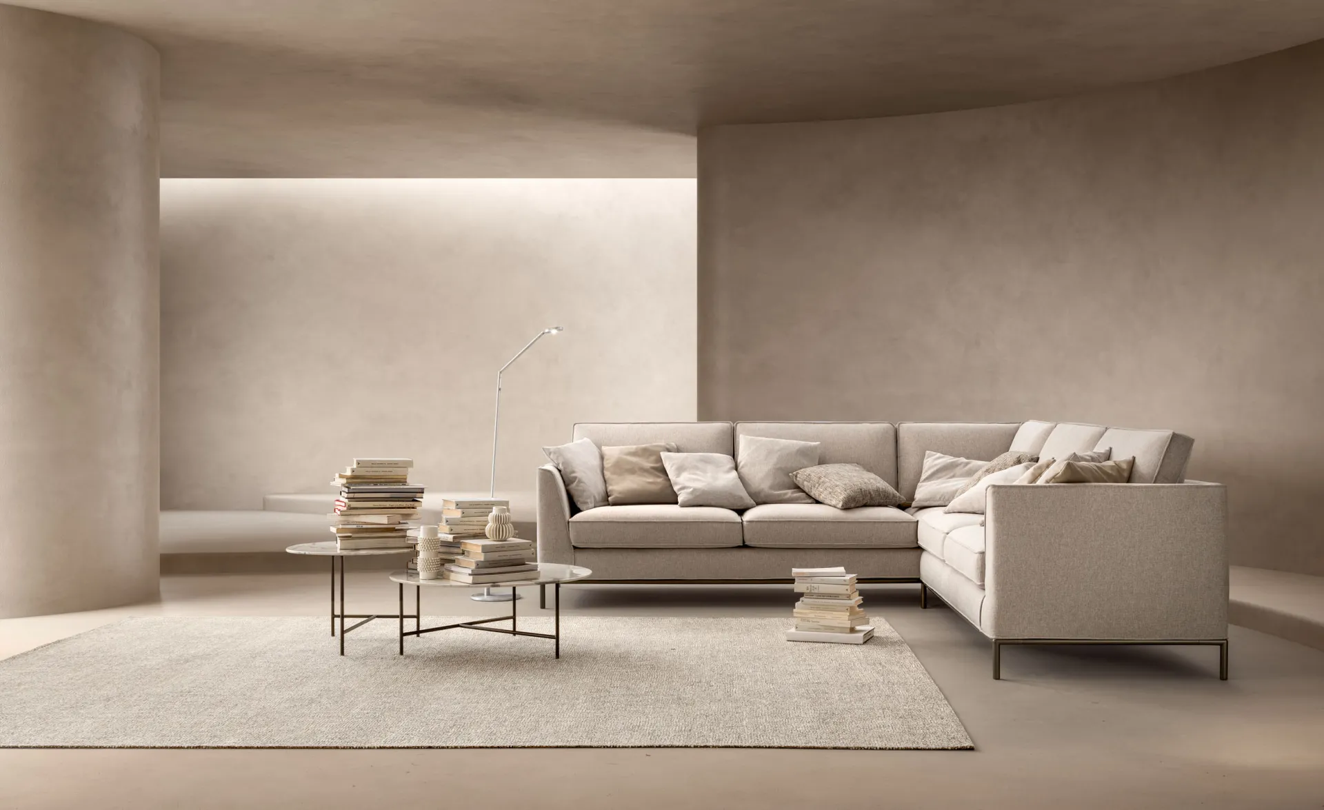 Divano componibile Still Samoa beige in composizione angolare con braccioli sottili e piedini in metallo