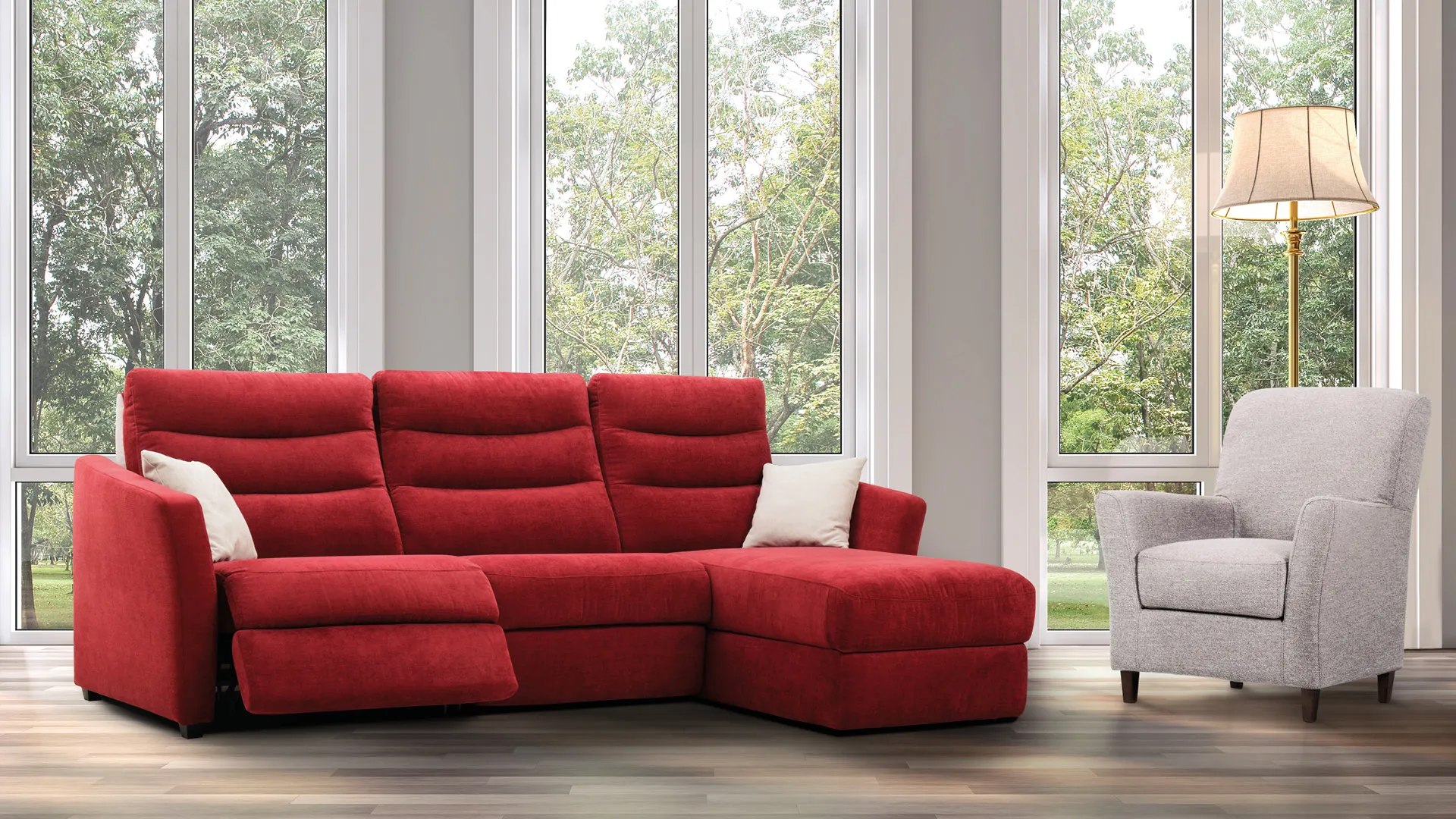 Divano Elsa Chic Aerre Divani rosso con chaise longue e poltrona chiara davanti alle finestre