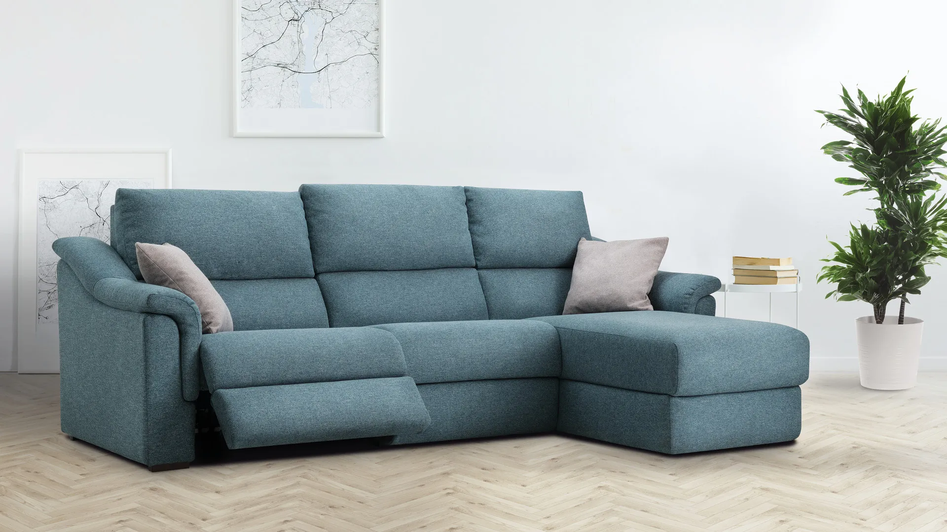 Divano Carola Soft Aerre Divani azzurro polvere con chaise longue ed elemento relax aperto