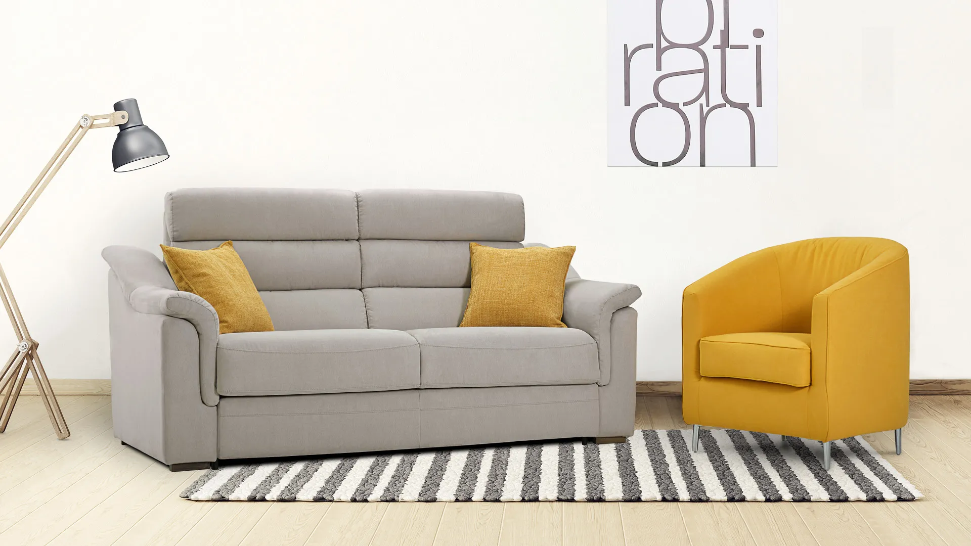 Divano Carola Deluxe Aerre Divani grigio chiaro con cuscini gialli e poltroncina gialla