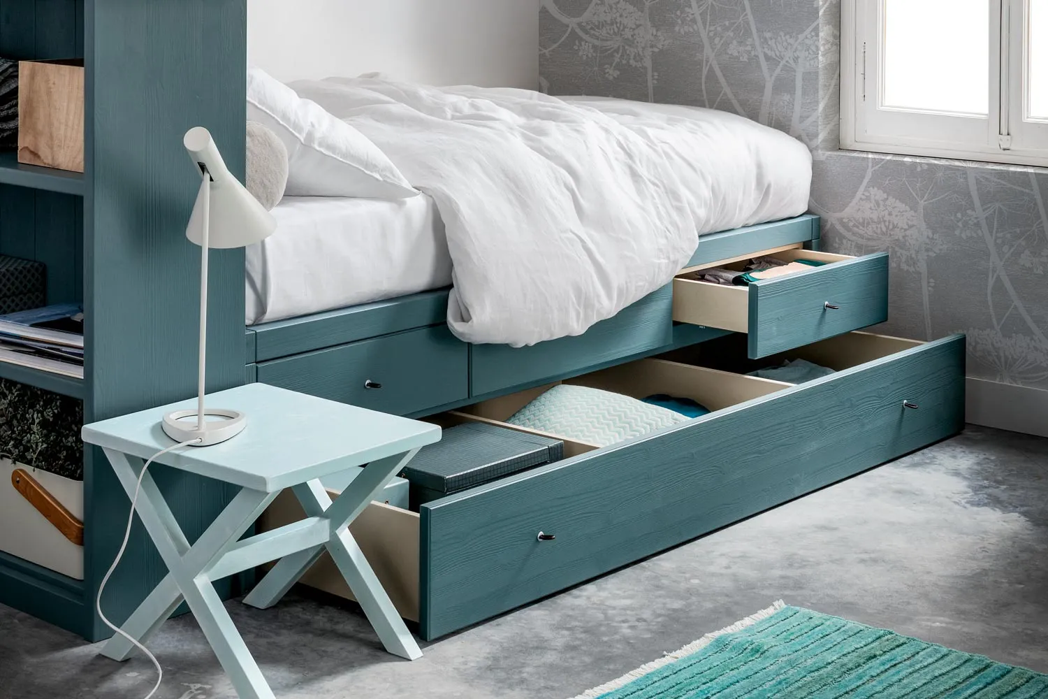 Letto Edonè Callesella con cassettone e cassetti aperti in finitura petrolio