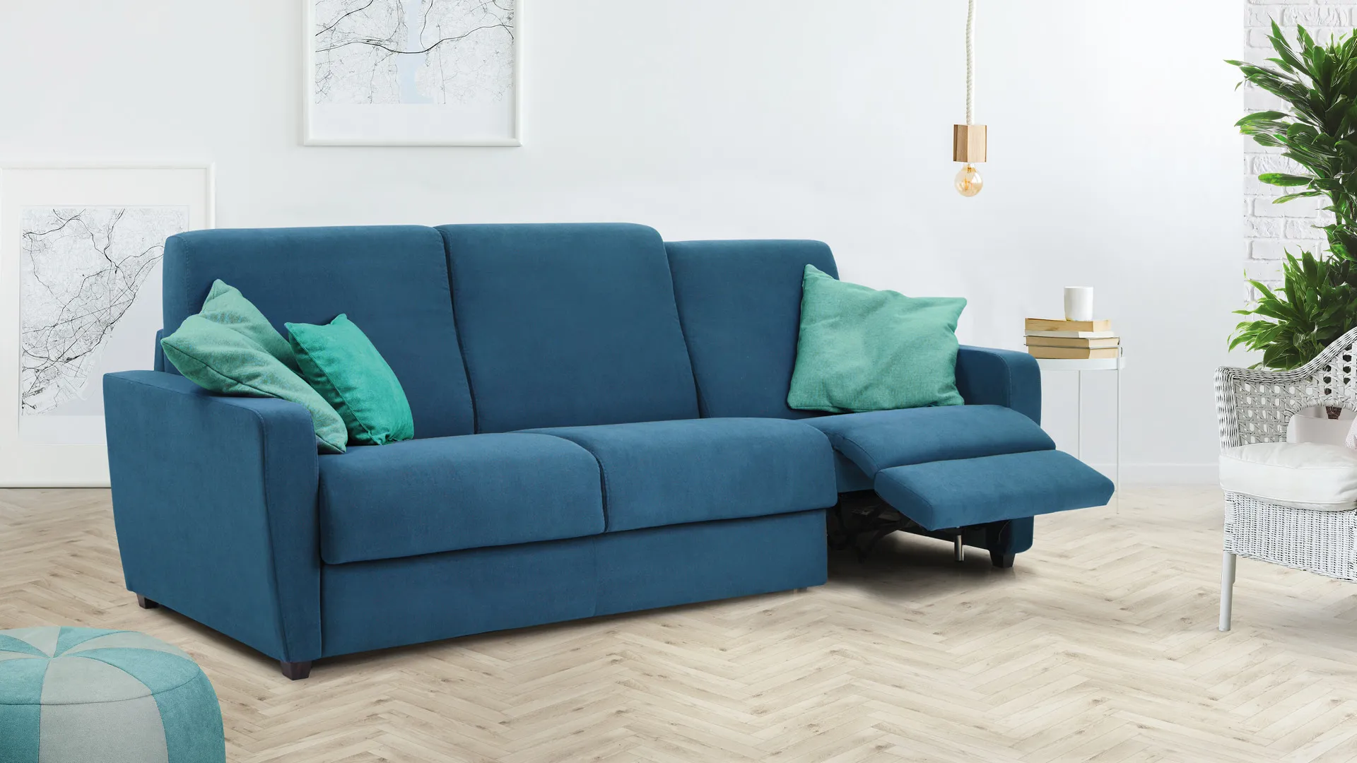 Divano relax Nora Pop Aerre Divani blu con elemento aperto e cuscini verdi