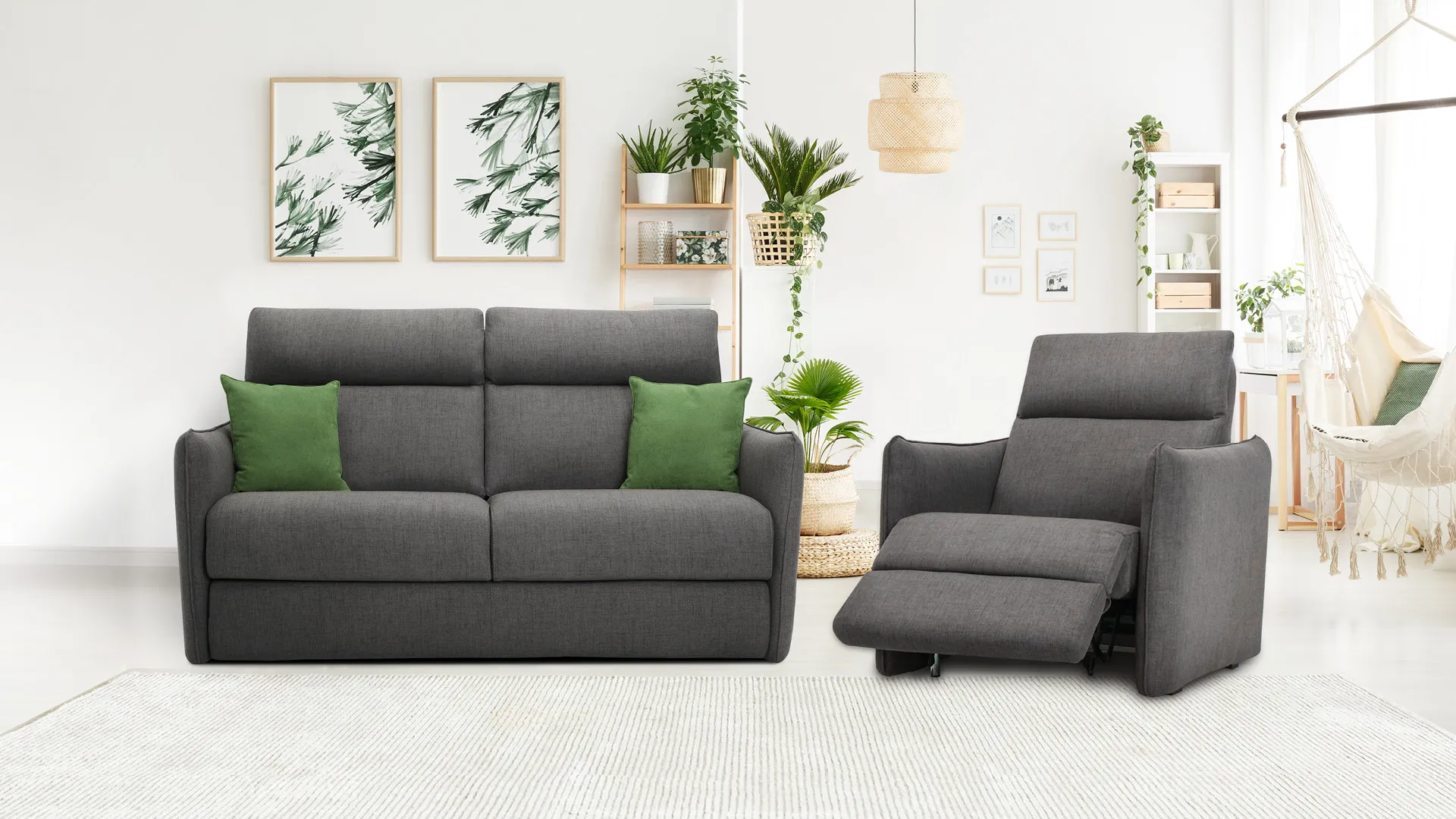 Divano Luisa Folk Aerre Divani grigio antracite con cuscini verdi e poltrona relax