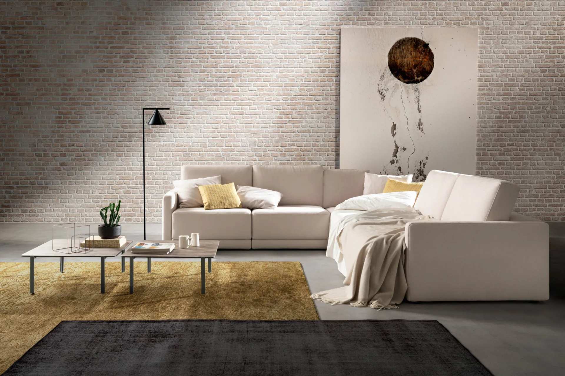 Divano Double Samoa in composizione angolare con chaise longue, su tappeti giallo e nero