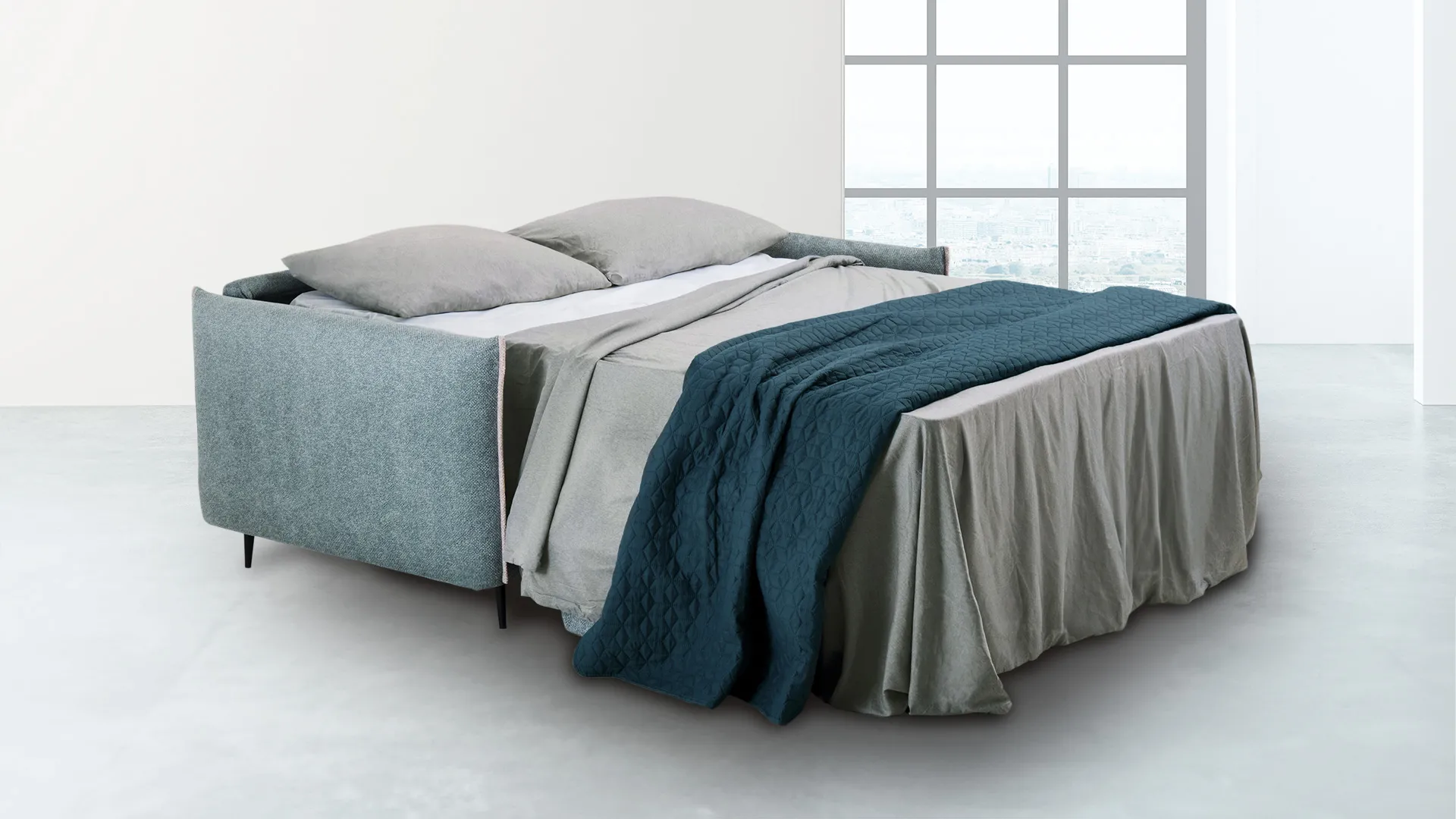 Divano letto Melania Aerre Divani aperto con coperta verde petrolio in una stanza luminosa