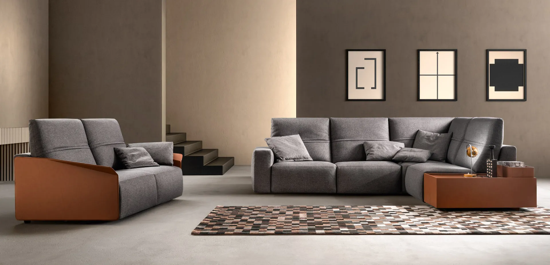 Divano relax Deep Real Samoa grigio in due composizioni, con elementi in cuoio color cotto della variante Real Hit