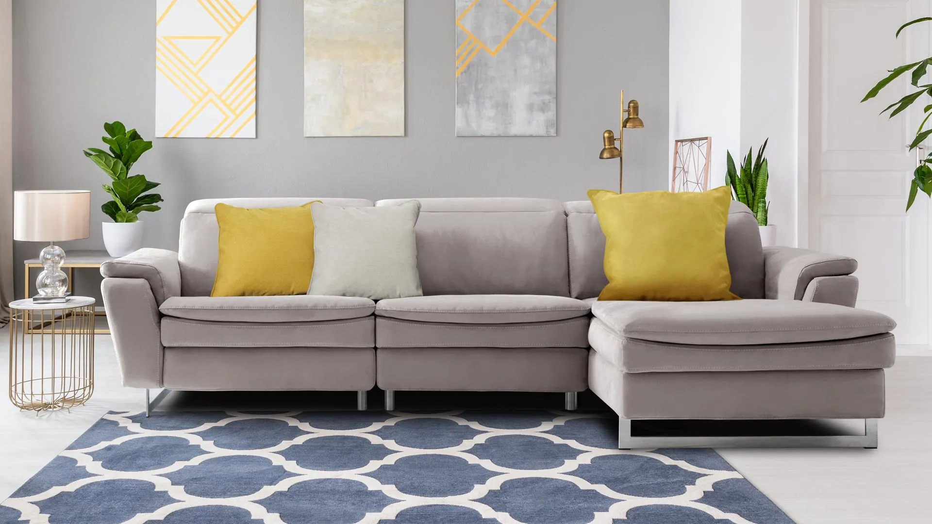 Composizione Queen Aerre Divani grigio chiaro con chaise longue e cuscini gialli su tappeto blu