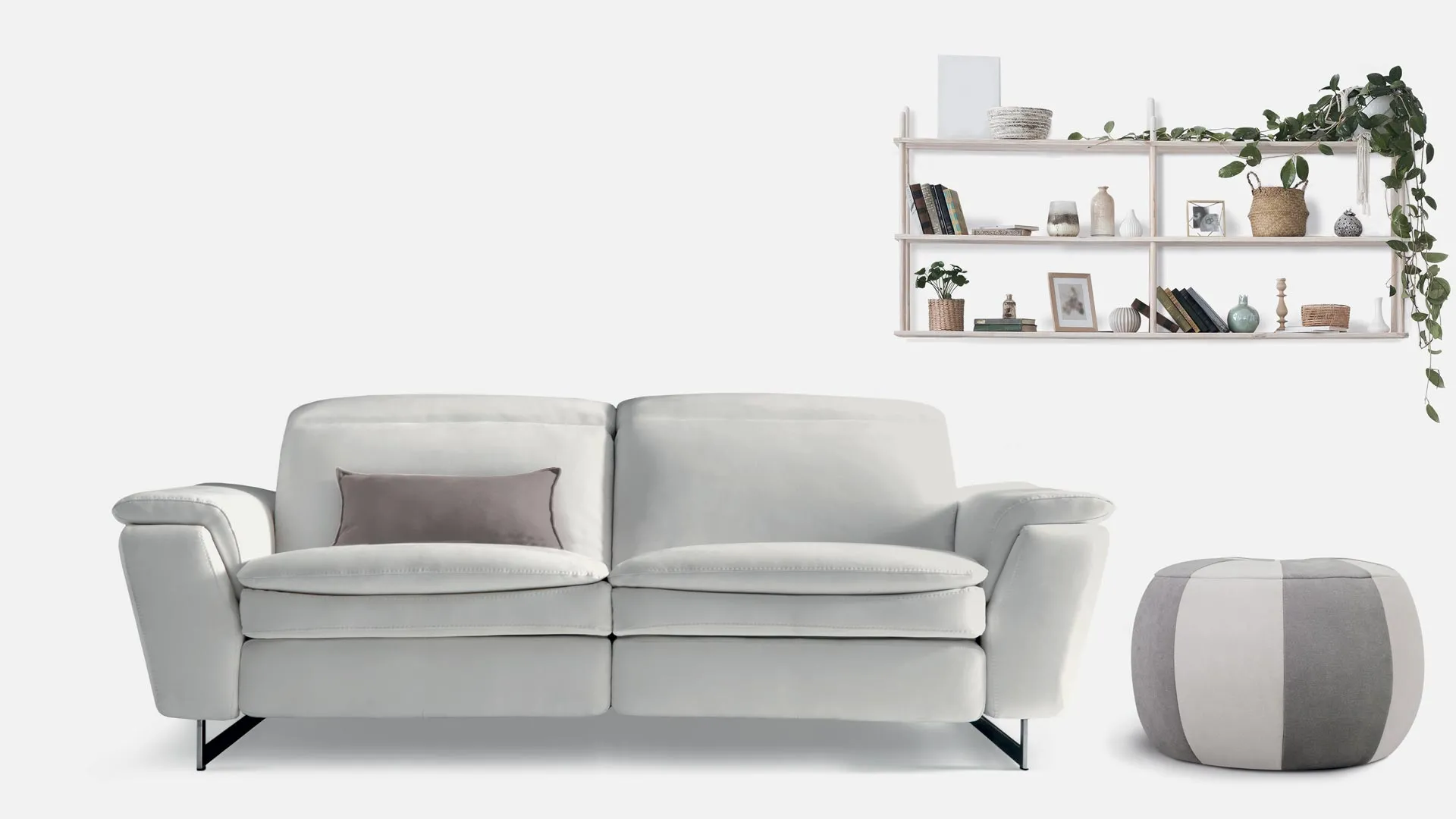 Divano Queen Aerre Divani bianco con seduta a doppio cuscino e pouf a righe