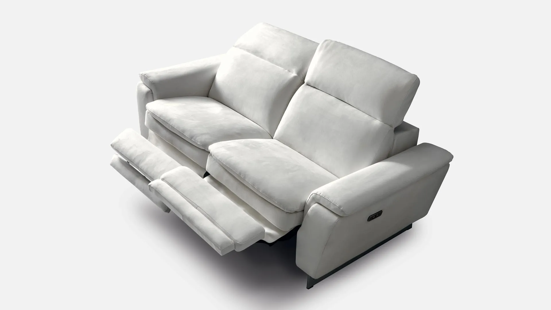 Divano Queen Aerre Divani bianco con relax elettrico aperto, su fondo bianco