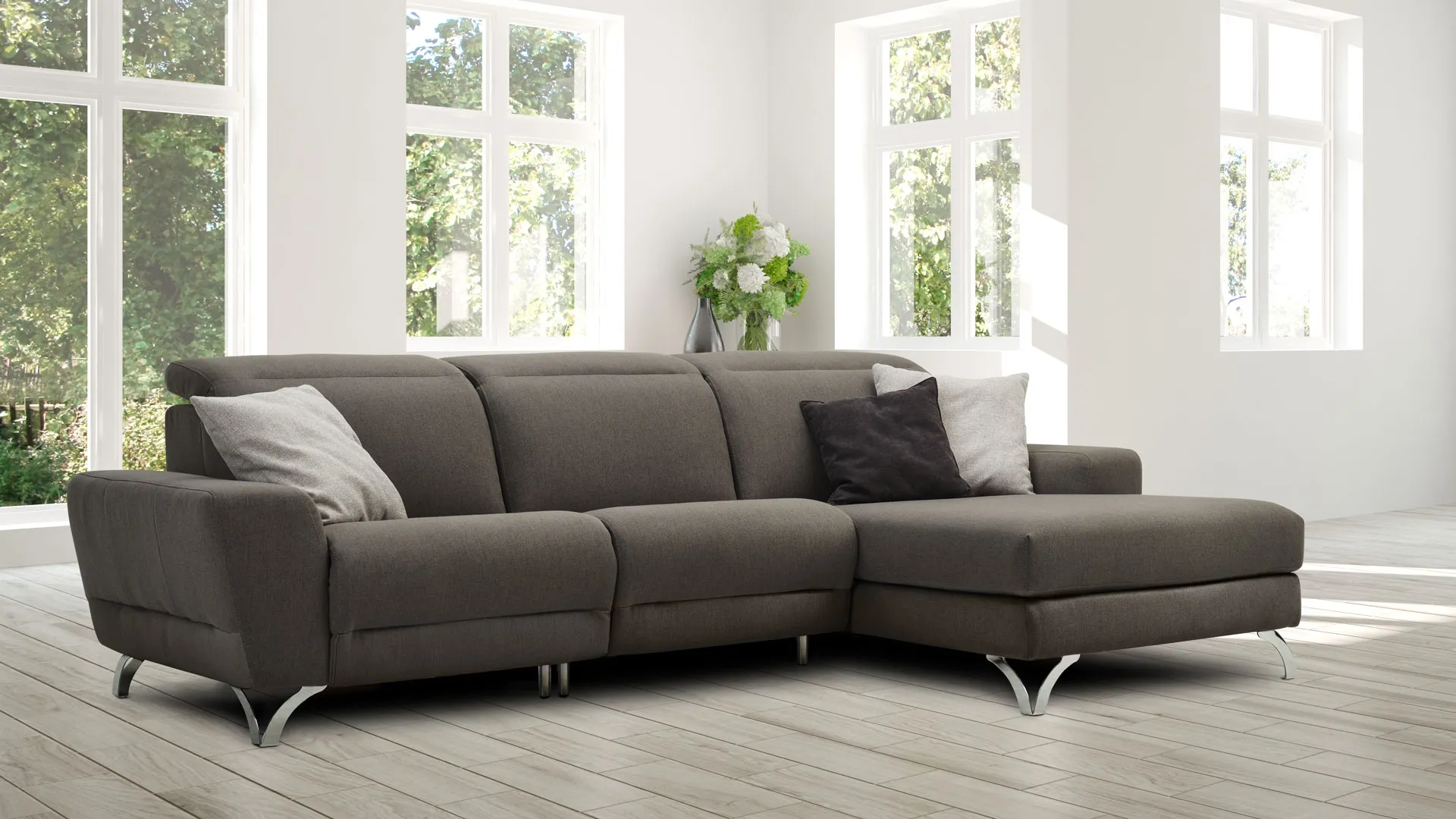 Composizione Tiffany Aerre Divani grigio scuro con chaise longue in un soggiorno luminoso