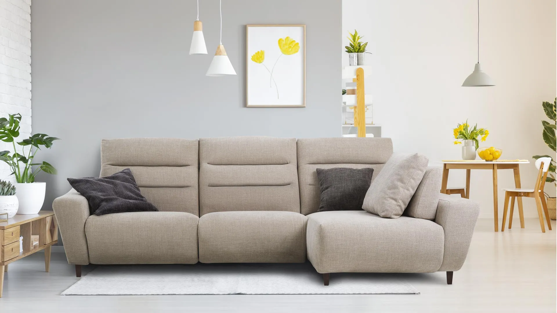 Composizione Smile Aerre Divani beige con chaise longue e piedi in legno in un soggiorno
