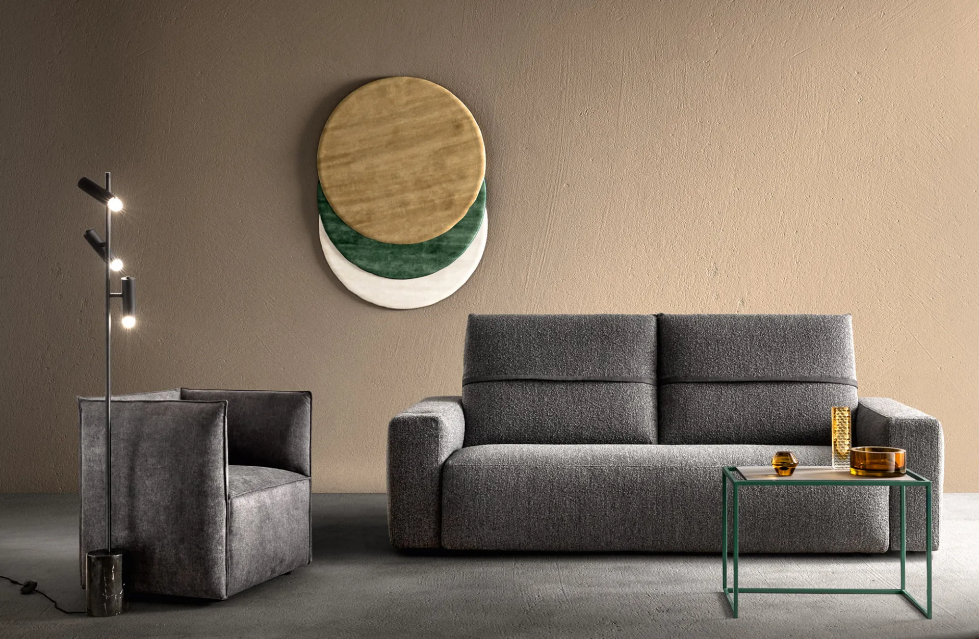Divano Deep Real Samoa due posti grigio scuro con poltrona coordinata e lampada da terra