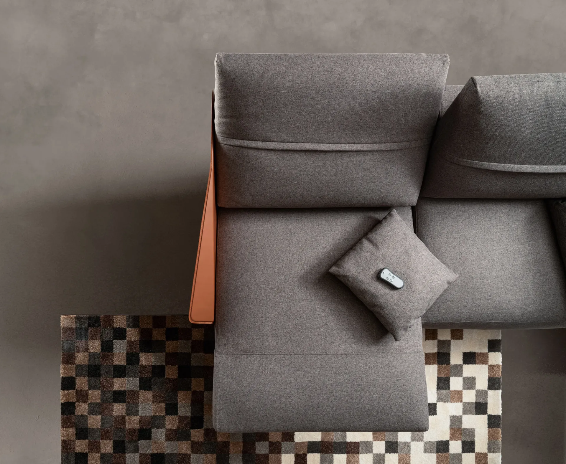 Chaise longue del divano Deep Real Samoa vista dall'alto, con fianco in cuoio arancione