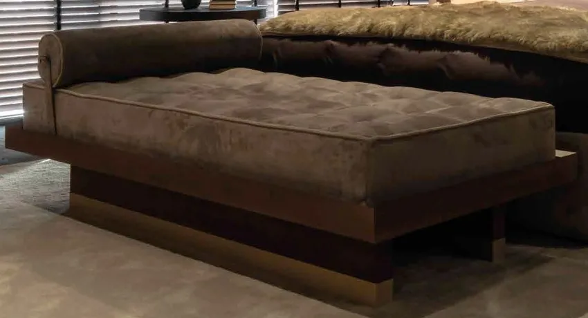 Dormeuse Edition Bernazzoli capitonné con rullo ai piedi di un letto imbottito