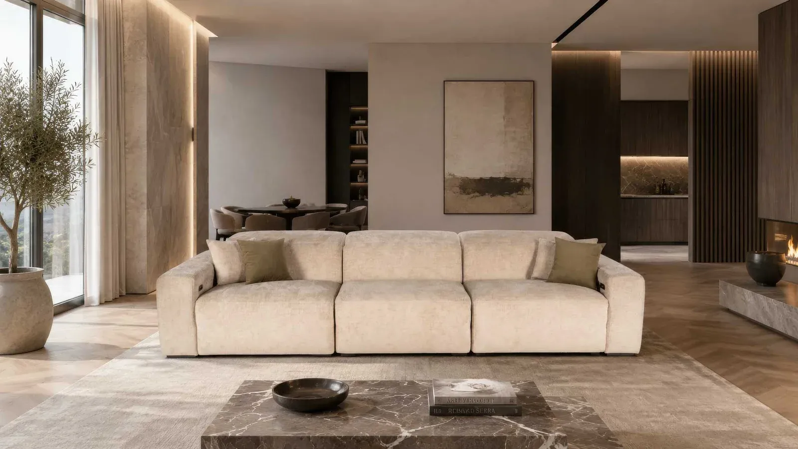 Divano Hero Binomi lineare color crema sotto una parete decorata