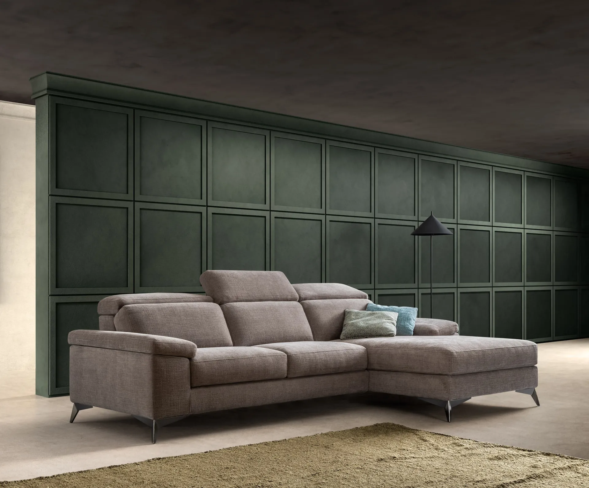 Divano Space Action Samoa color tortora con chaise longue e poggiatesta regolabili