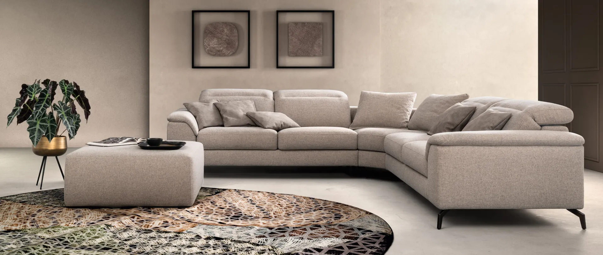 Divano Space Vision Samoa beige in composizione angolare con pouf, su tappeto colorato