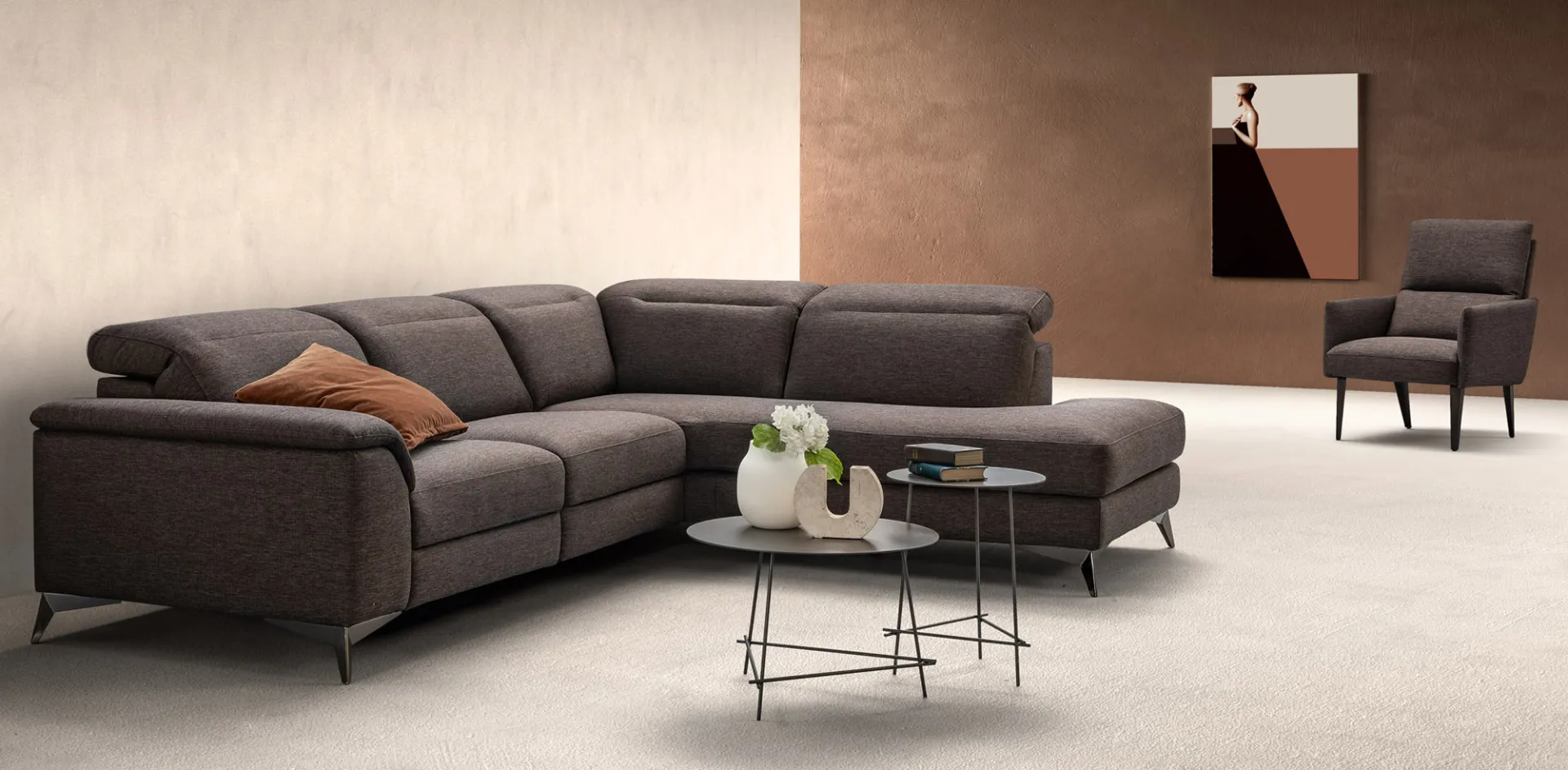 Divano angolare Space Vision Samoa marrone scuro con poltroncina sullo sfondo