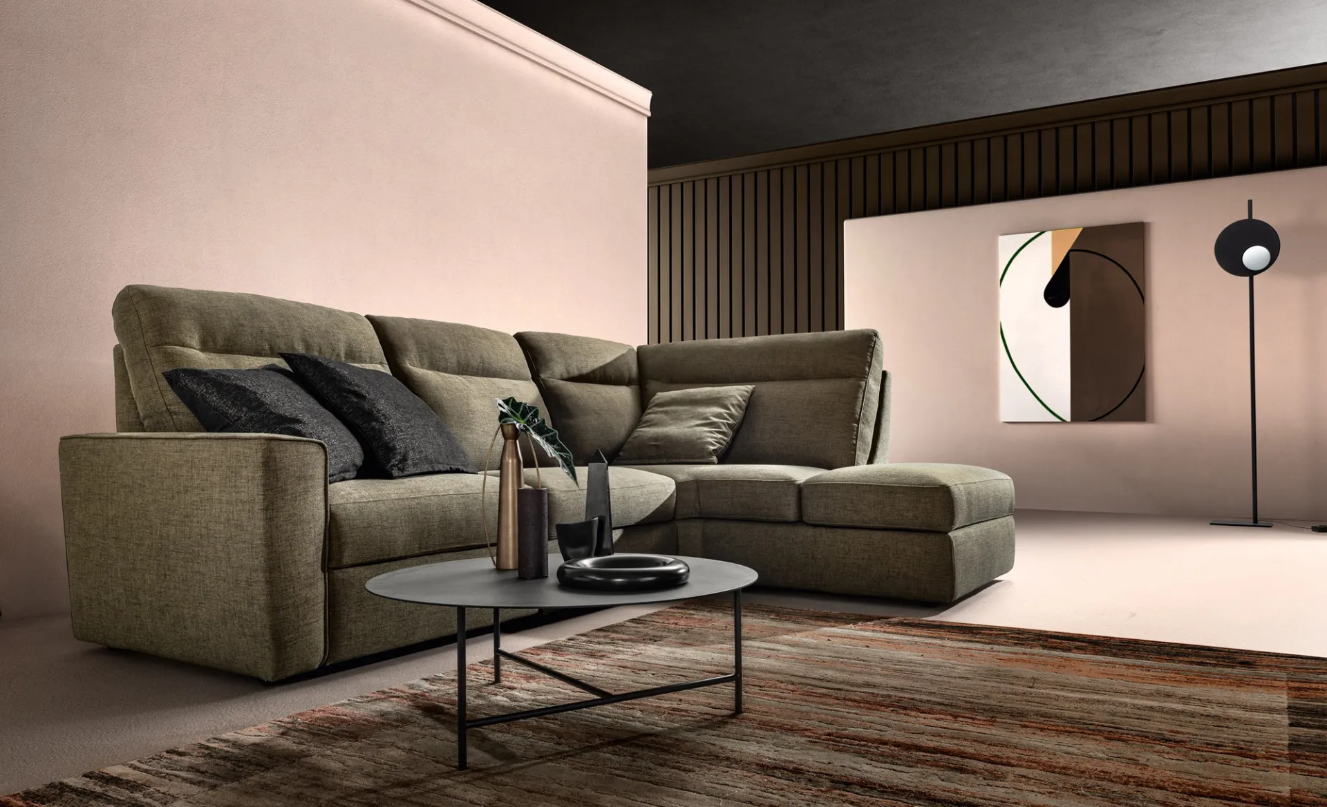 Divano relax Swing Slick Samoa verde oliva con penisola e cuscini grigi