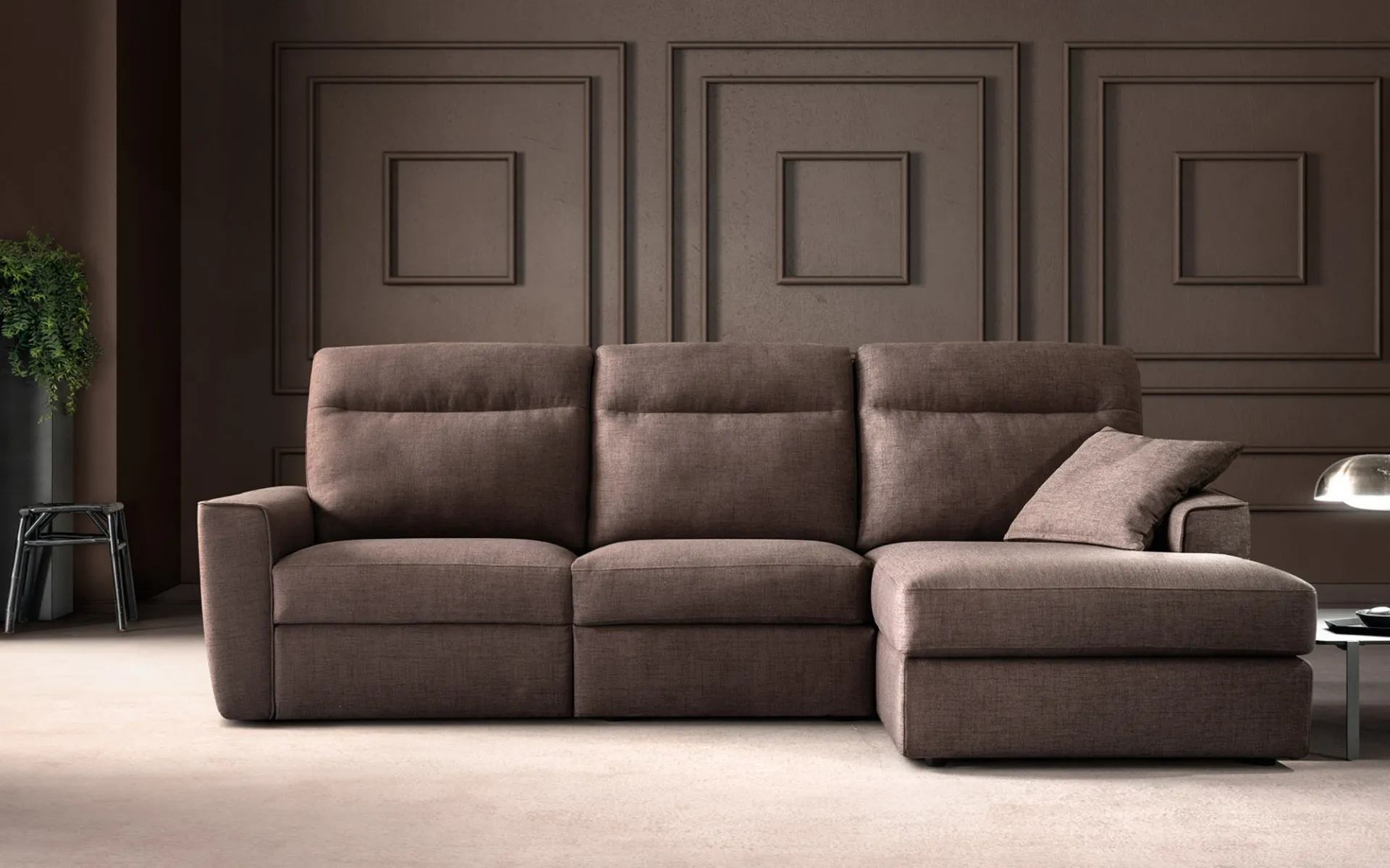 Divano Swing Slick Samoa marrone con chaise longue davanti a una boiserie