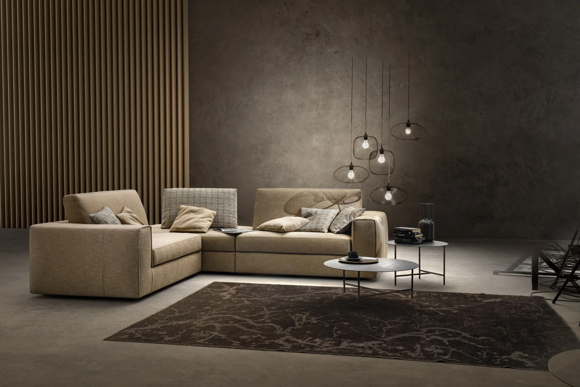 Divano componibile Peppy Samoa beige in composizione angolare con lampade a sospensione