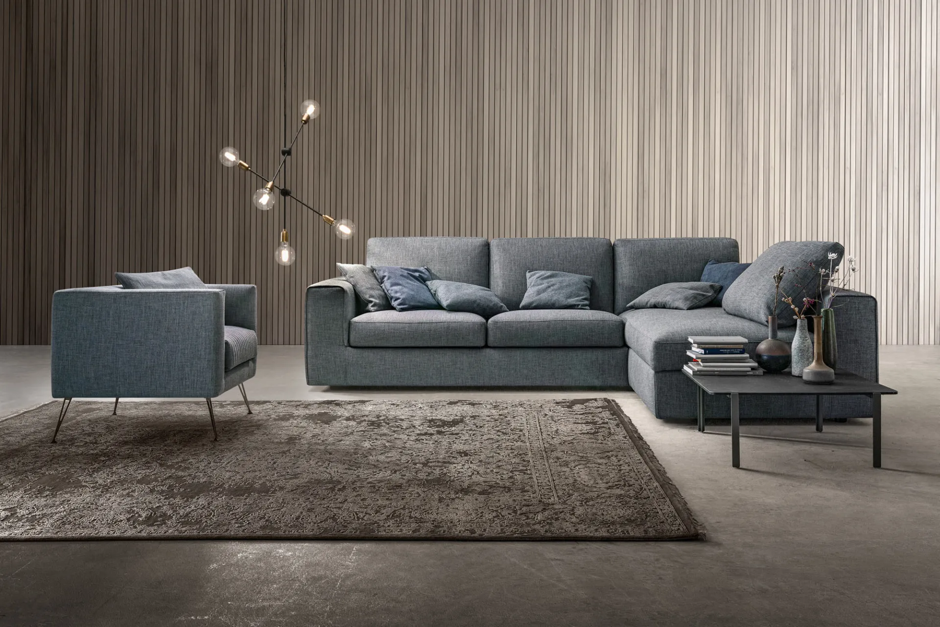 Divano angolare Peppy Samoa azzurro polvere con poltroncina coordinata