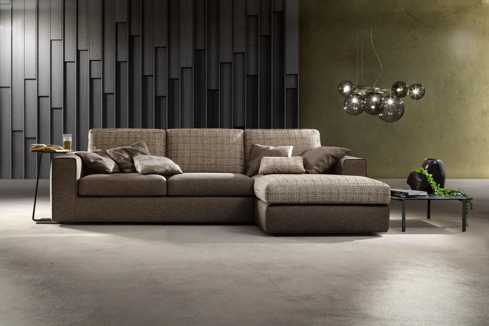 Divano Peppy Samoa marrone con chaise longue e cuscini in tessuto a quadri