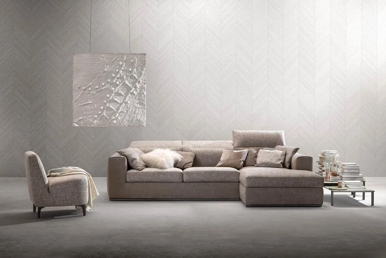 Divano Zippy Samoa beige con chaise longue e poltroncina, in un ambiente chiaro