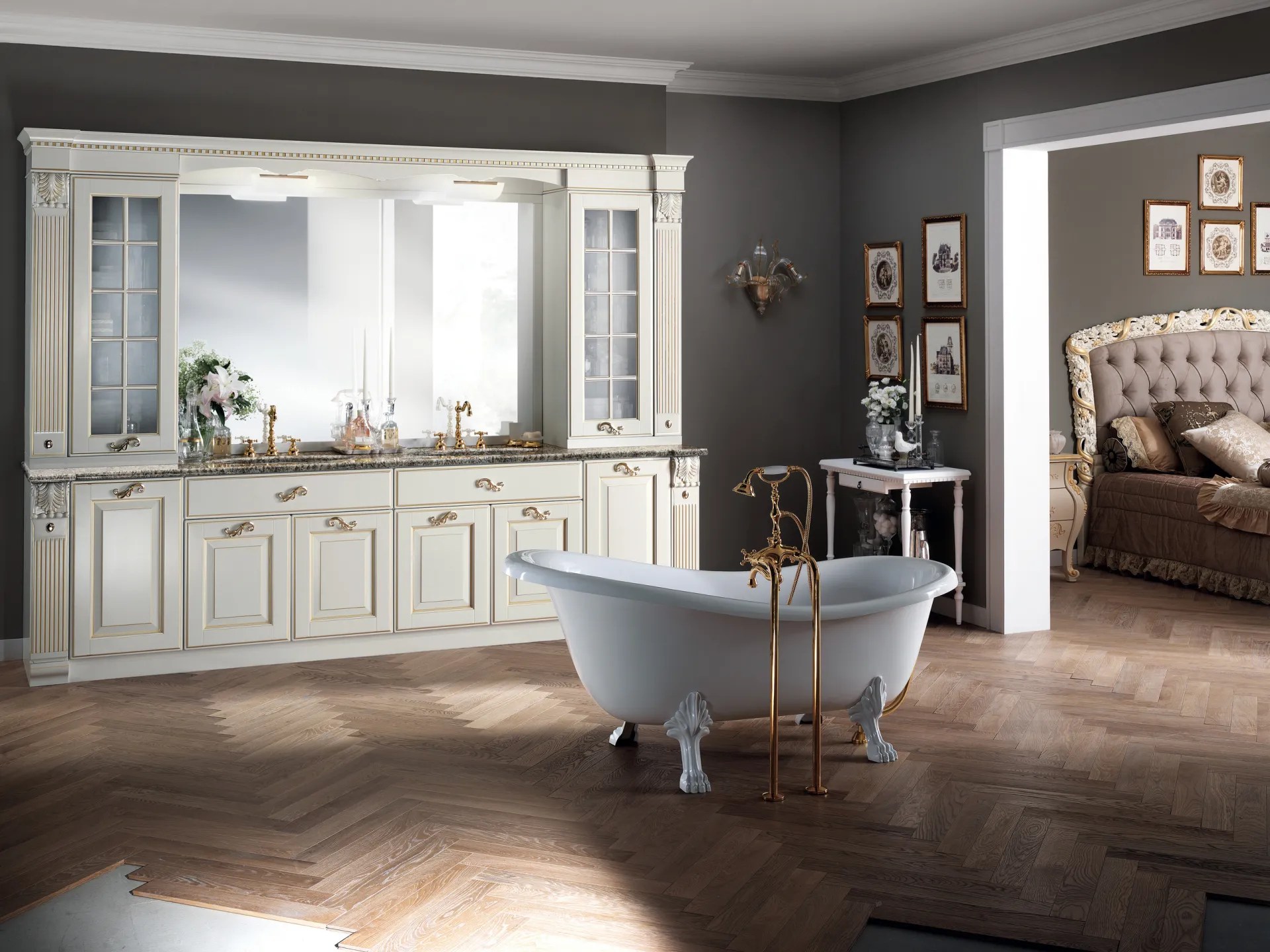 Bagno Baltimora Scavolini laccato bianco con decori oro, vetrine, capitelli e vasca con piedini