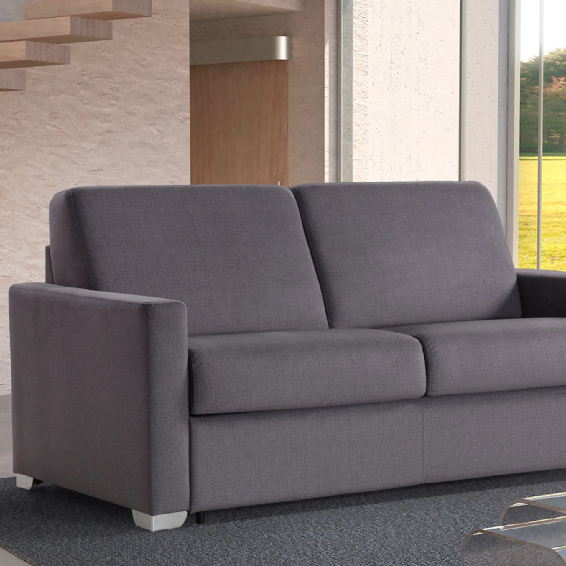 Divano letto Comodo Brima Italia grigio in un soggiorno con scala