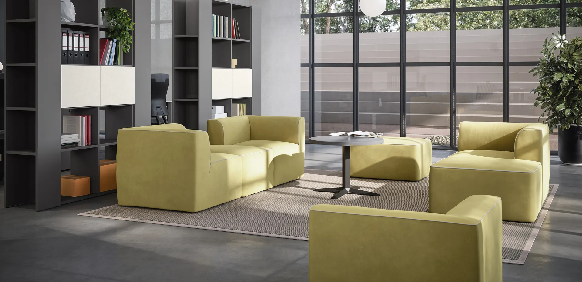 Divano Madrid Cinquanta3 giallo e pouf in un ufficio con librerie