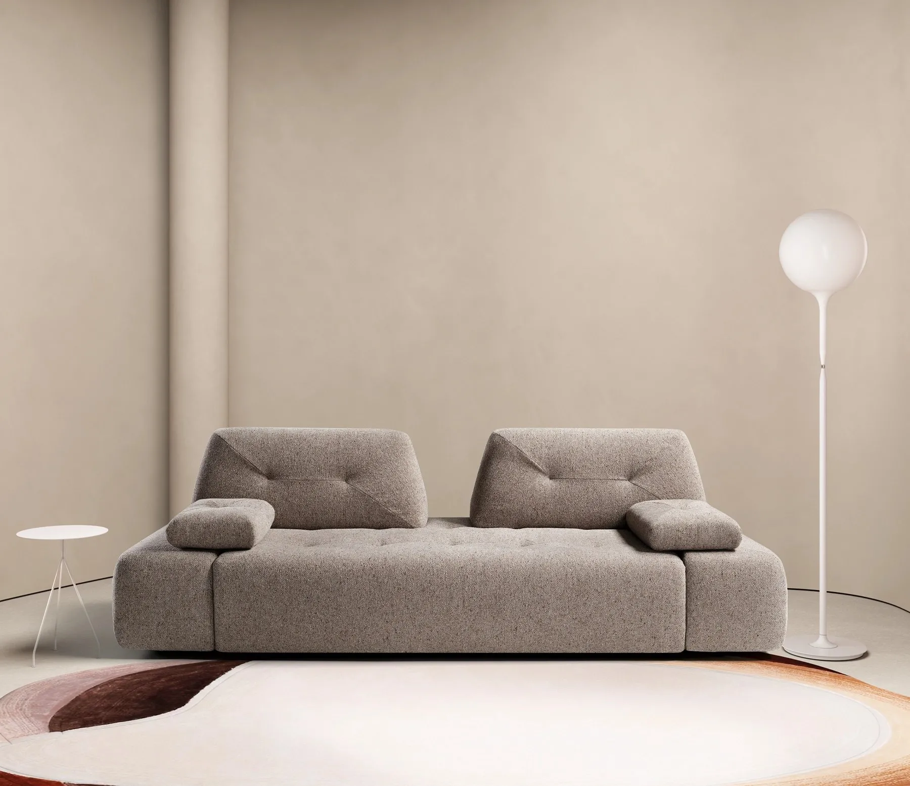Divano letto Sharp Dienne color tortora in un soggiorno chiaro con tappeto tondo e lampada a stelo