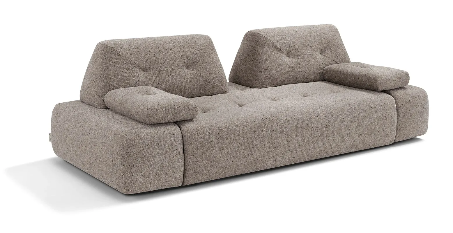 Divano letto Sharp Dienne visto di tre quarti, con i due schienali free-standing e i braccioli bassi