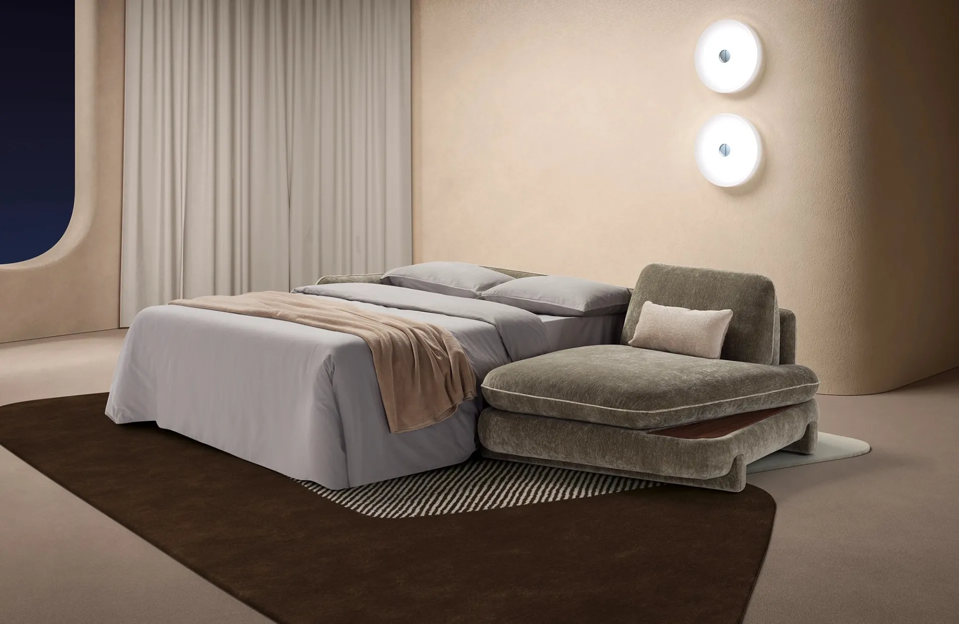 Divano letto Alma Dienne aperto di sera, con il letto accanto alla chaise longue