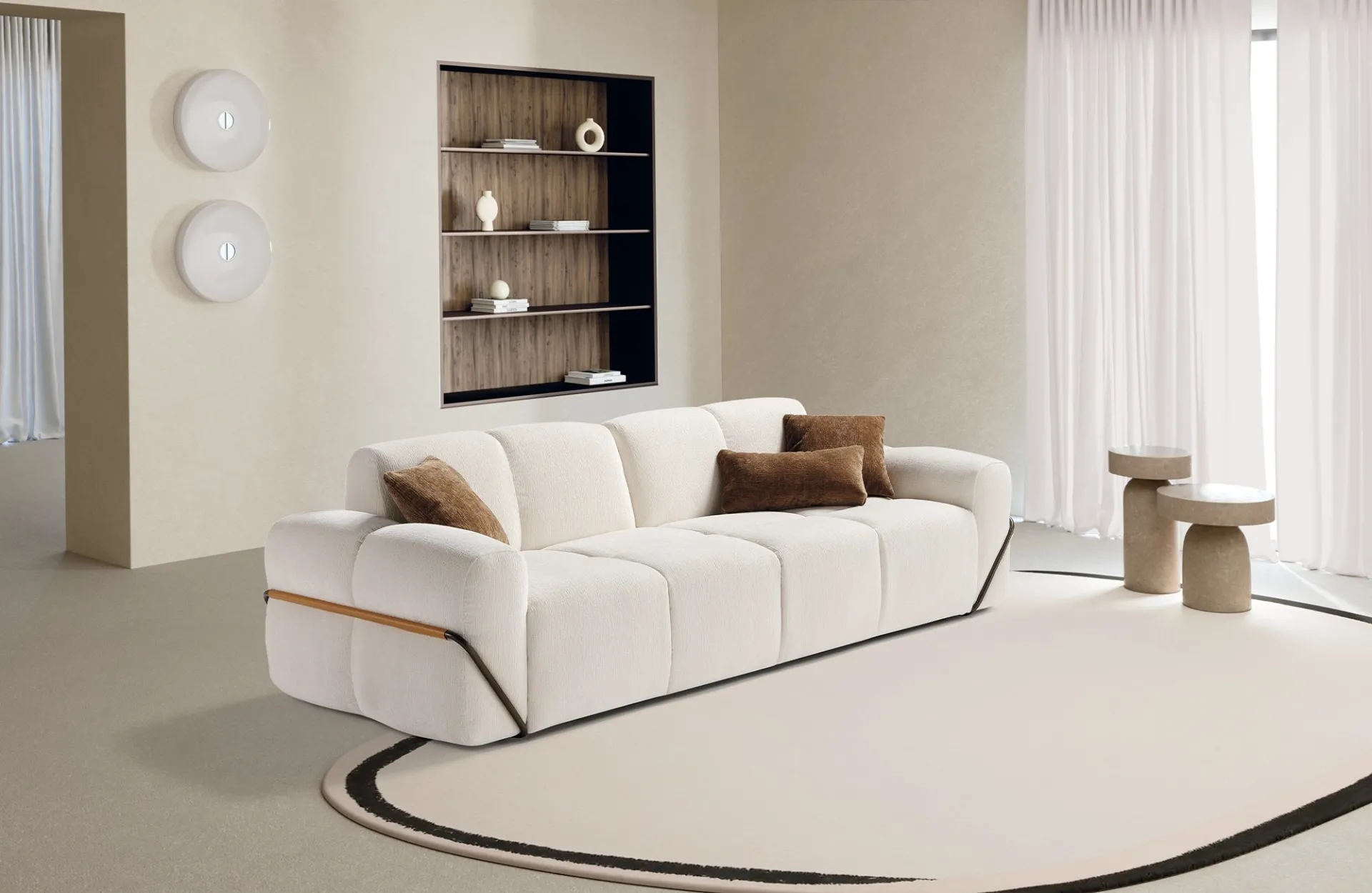 Divano letto Nube Dienne bianco con sedute a riquadri in un soggiorno con libreria in legno