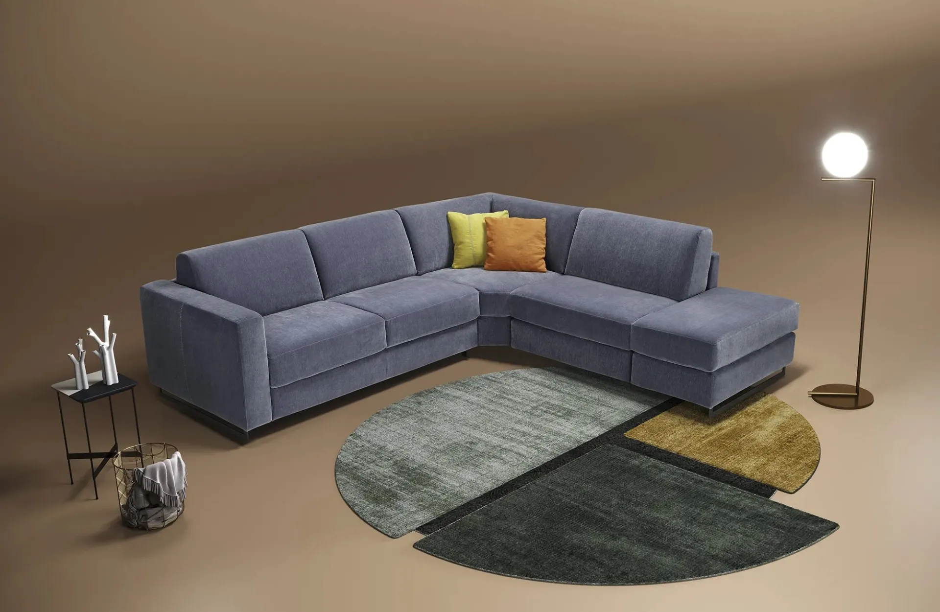 Divano letto angolare Modular Standard Dienne blu con penisola, cuscini gialli e arancio e tappeto
