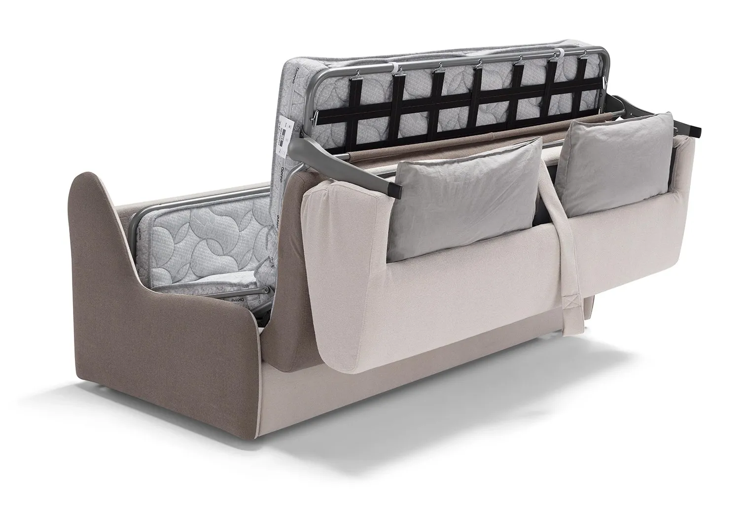 Divano letto Sax Dienne in apertura, con i guanciali trattenuti sulla rete