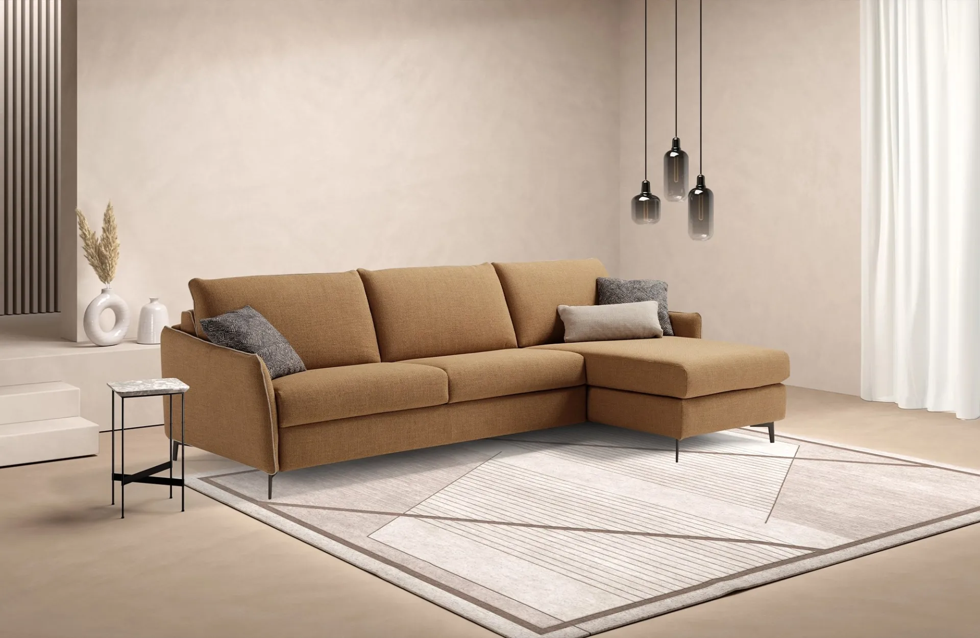 Divano letto Valentina Dienne color caramello con penisola e lampade a sospensione