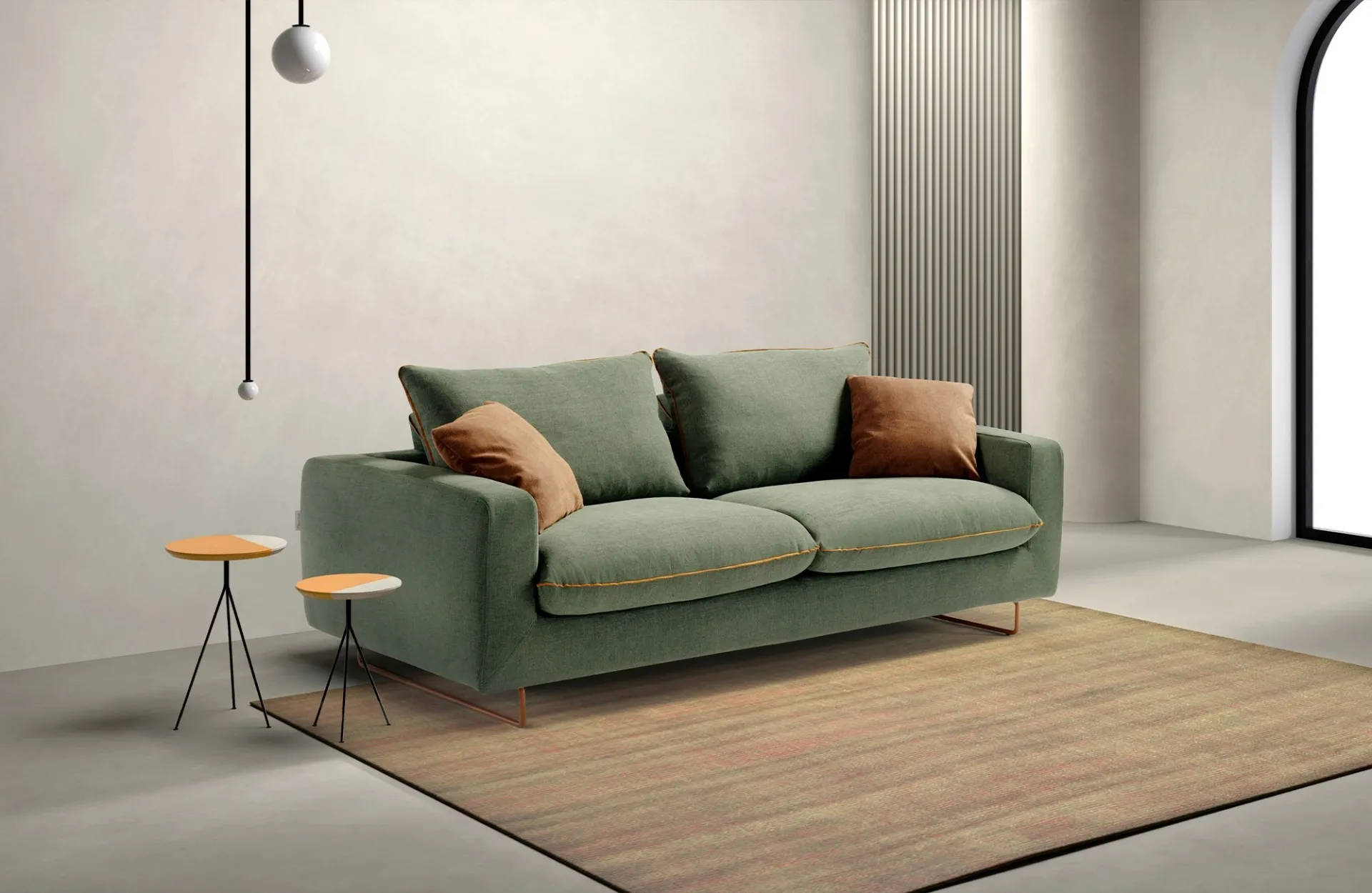 Divano letto Club Dienne verde muschio con cuscini cognac e tavolini rotondi