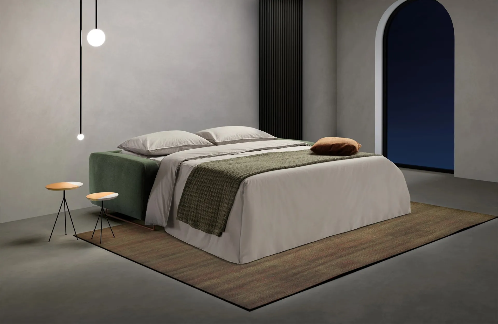 Divano letto Club Dienne aperto con lenzuola crema e coperta verde