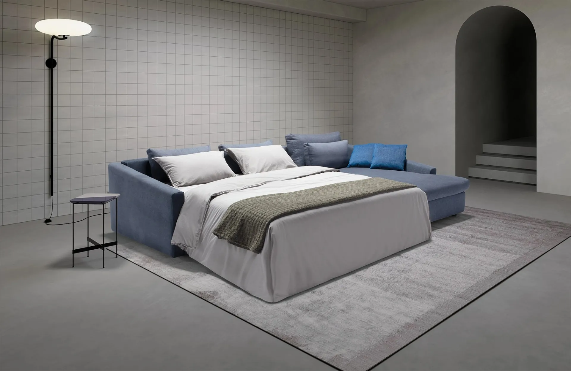 Divano letto Mithos Dienne con chaise longue e letto aperto di sera